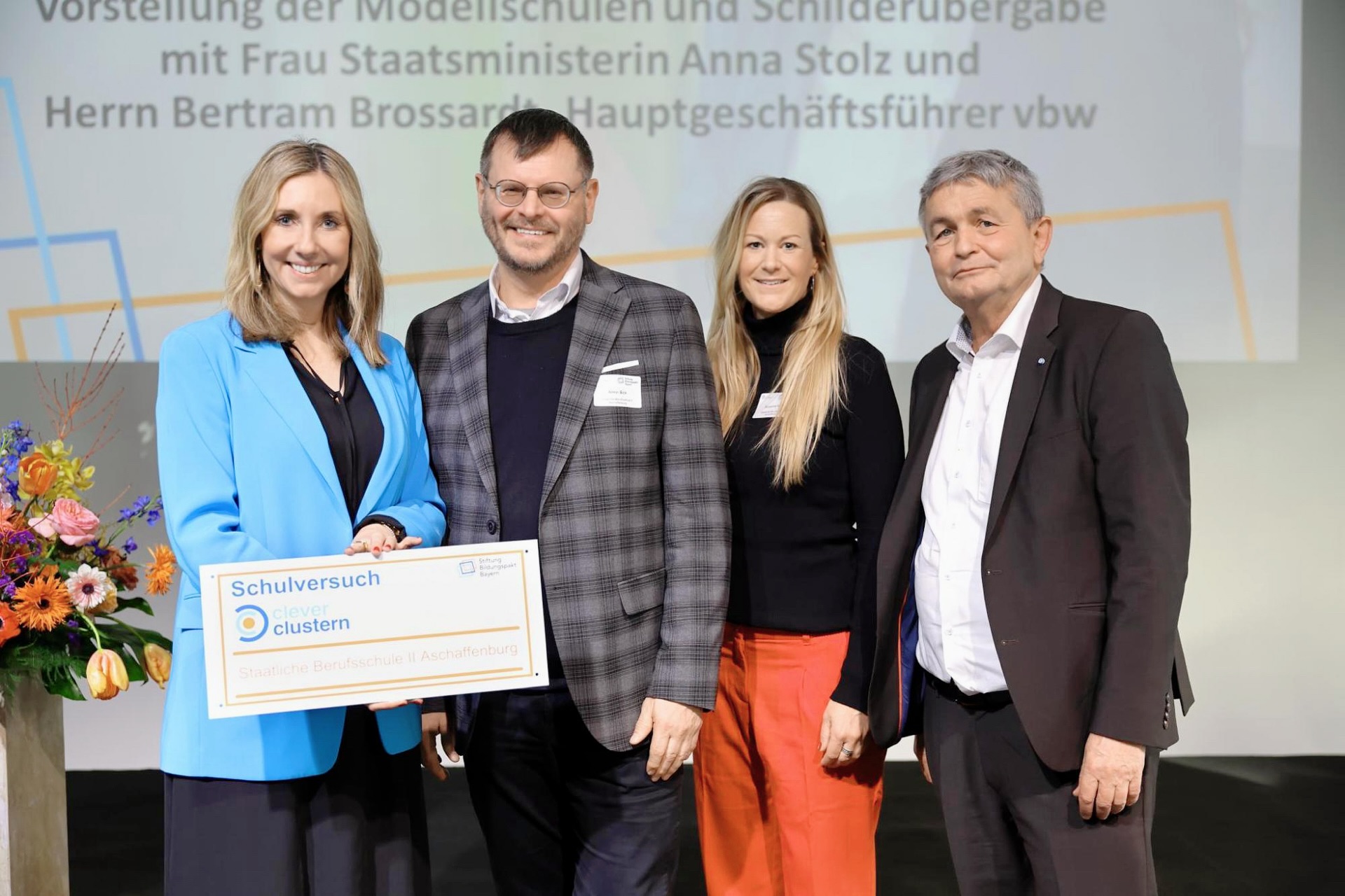 foto-schildubergabe-neu